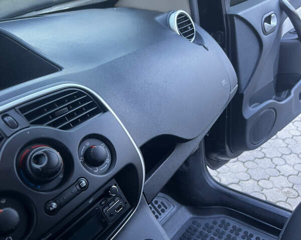 Черный Рено Кенгу, объемом двигателя 1.5 л и пробегом 279 тыс. км за 7500 $, фото 4 на Automoto.ua