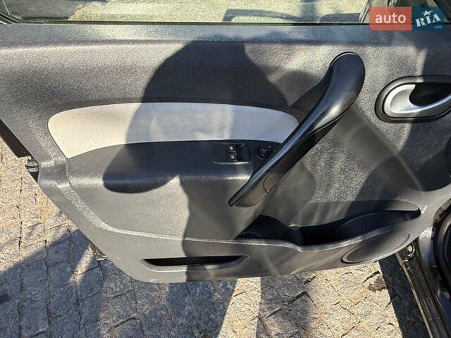 Черный Рено Кенгу, объемом двигателя 1.5 л и пробегом 188 тыс. км за 11500 $, фото 25 на Automoto.ua