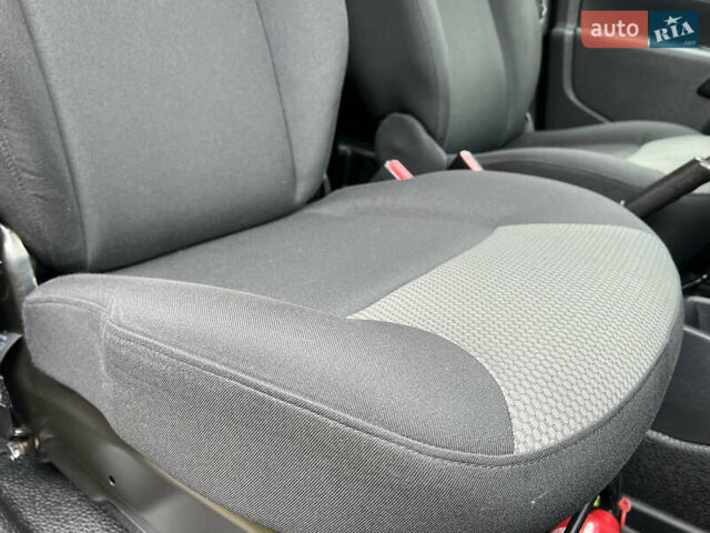 Черный Рено Кенгу, объемом двигателя 0 л и пробегом 29 тыс. км за 14200 $, фото 24 на Automoto.ua