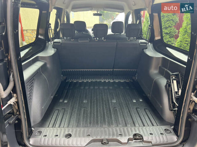 Черный Рено Кенгу, объемом двигателя 0 л и пробегом 29 тыс. км за 14200 $, фото 84 на Automoto.ua