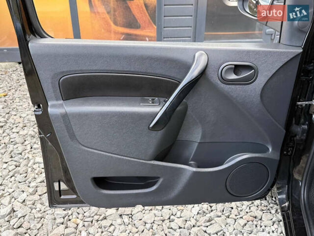 Черный Рено Кенгу, объемом двигателя 0 л и пробегом 75 тыс. км за 14700 $, фото 47 на Automoto.ua