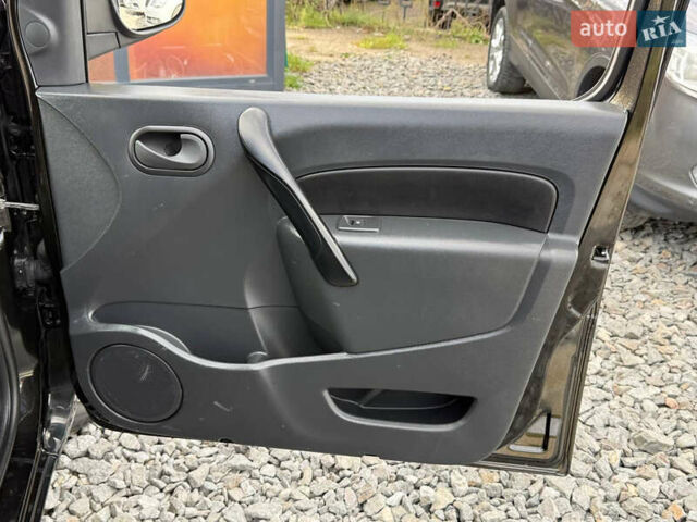 Черный Рено Кенгу, объемом двигателя 0 л и пробегом 75 тыс. км за 14700 $, фото 33 на Automoto.ua