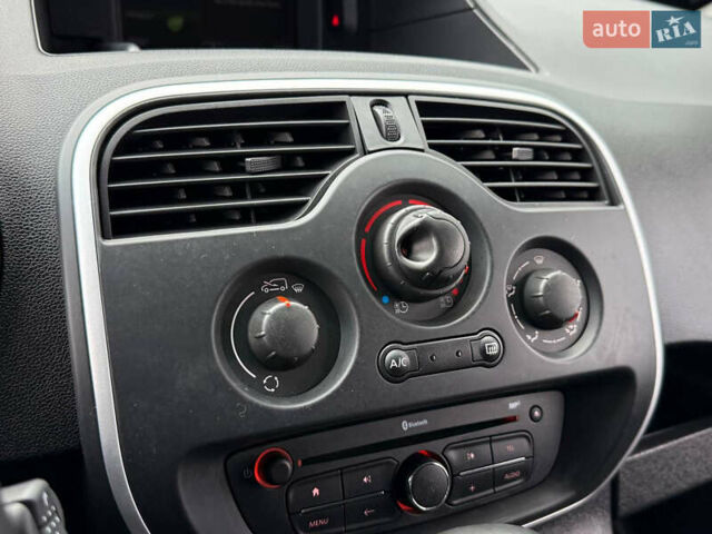 Черный Рено Кенгу, объемом двигателя 0 л и пробегом 75 тыс. км за 14700 $, фото 51 на Automoto.ua