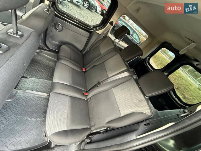 Черный Рено Кенгу, объемом двигателя 0 л и пробегом 75 тыс. км за 14700 $, фото 44 на Automoto.ua