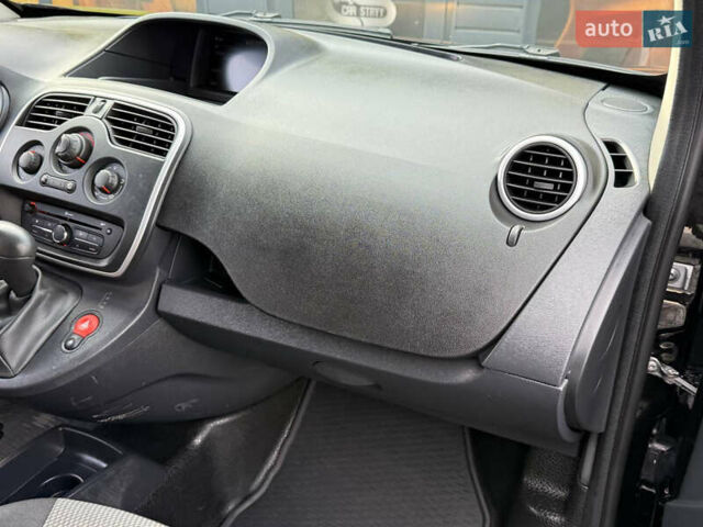 Черный Рено Кенгу, объемом двигателя 0 л и пробегом 75 тыс. км за 14700 $, фото 31 на Automoto.ua