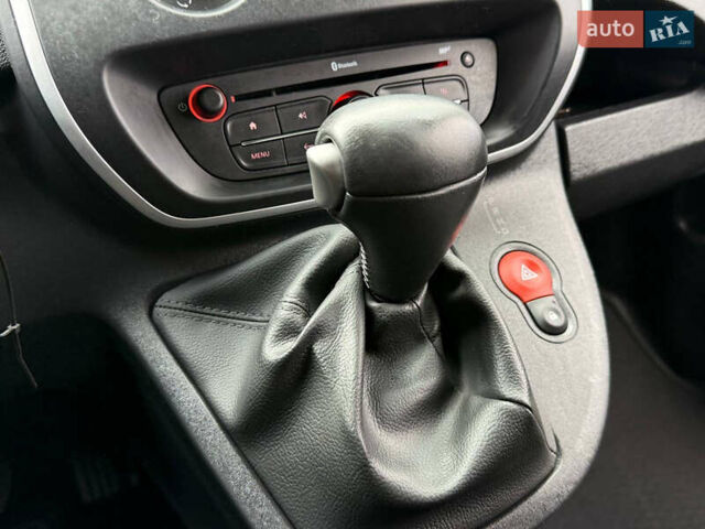 Черный Рено Кенгу, объемом двигателя 0 л и пробегом 75 тыс. км за 14700 $, фото 52 на Automoto.ua