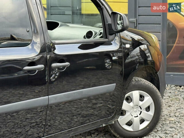 Черный Рено Кенгу, объемом двигателя 0 л и пробегом 75 тыс. км за 15700 $, фото 26 на Automoto.ua