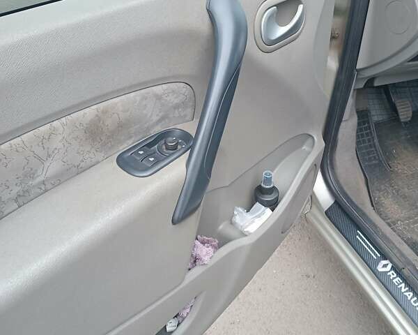 Коричневый Рено Кенгу, объемом двигателя 1.46 л и пробегом 285 тыс. км за 6700 $, фото 6 на Automoto.ua