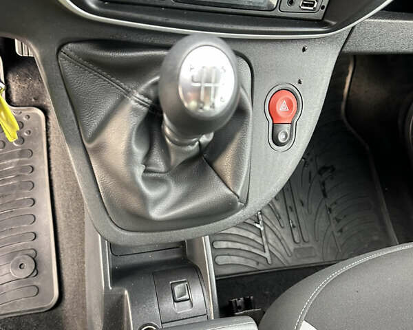 Коричневый Рено Кенгу, объемом двигателя 1.5 л и пробегом 280 тыс. км за 12300 $, фото 25 на Automoto.ua