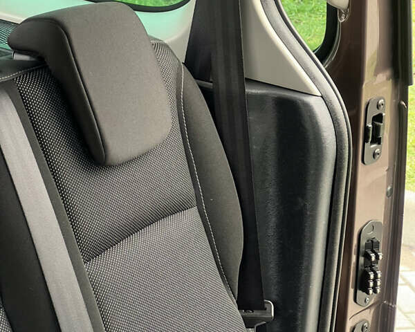 Коричневый Рено Кенгу, объемом двигателя 1.5 л и пробегом 154 тыс. км за 13399 $, фото 59 на Automoto.ua