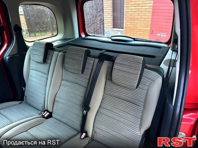 Красный Рено Кенгу, объемом двигателя 1.6 л и пробегом 180 тыс. км за 7550 $, фото 6 на Automoto.ua