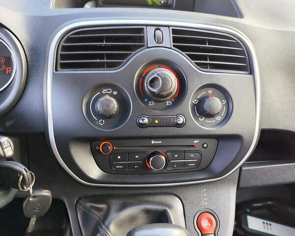 Красный Рено Кенгу, объемом двигателя 0 л и пробегом 58 тыс. км за 10999 $, фото 19 на Automoto.ua