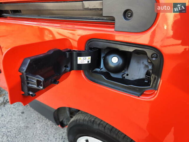 Красный Рено Кенгу, объемом двигателя 0 л и пробегом 58 тыс. км за 10999 $, фото 23 на Automoto.ua