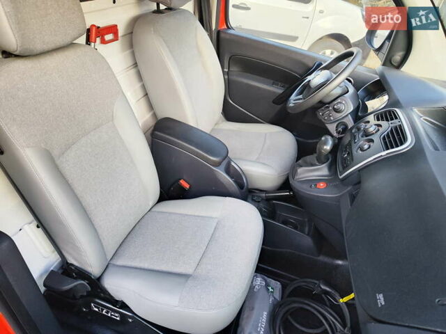 Красный Рено Кенгу, объемом двигателя 0 л и пробегом 58 тыс. км за 10999 $, фото 12 на Automoto.ua