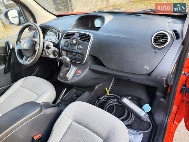 Красный Рено Кенгу, объемом двигателя 0 л и пробегом 58 тыс. км за 10999 $, фото 13 на Automoto.ua