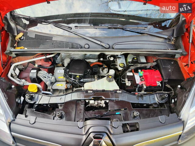 Красный Рено Кенгу, объемом двигателя 0 л и пробегом 58 тыс. км за 10999 $, фото 22 на Automoto.ua