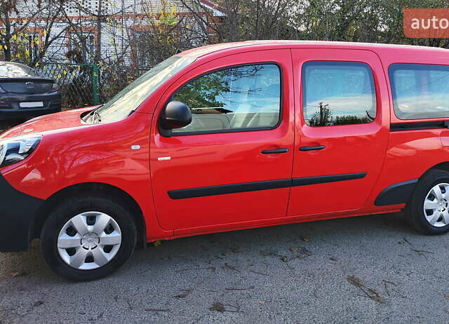Красный Рено Кенгу, объемом двигателя 0 л и пробегом 58 тыс. км за 10999 $, фото 5 на Automoto.ua