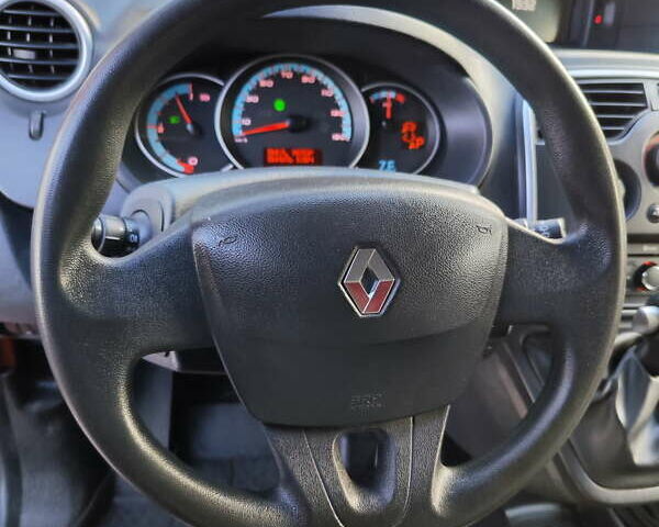 Красный Рено Кенгу, объемом двигателя 0 л и пробегом 58 тыс. км за 10999 $, фото 14 на Automoto.ua