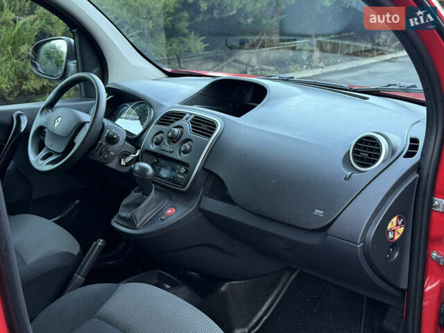 Красный Рено Кенгу, объемом двигателя 0 л и пробегом 21 тыс. км за 10299 $, фото 24 на Automoto.ua