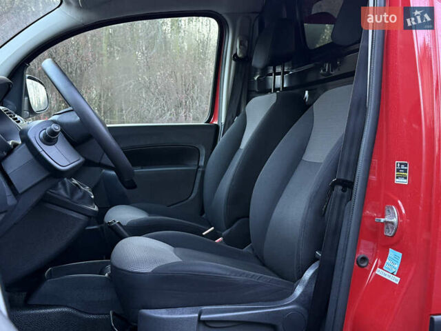 Красный Рено Кенгу, объемом двигателя 0 л и пробегом 21 тыс. км за 10299 $, фото 22 на Automoto.ua