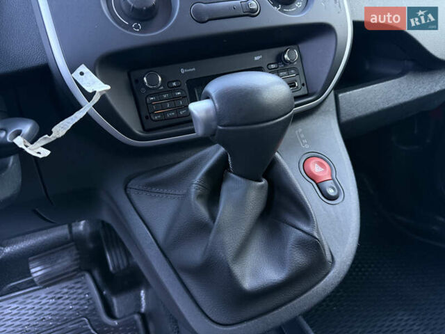 Красный Рено Кенгу, объемом двигателя 0 л и пробегом 21 тыс. км за 10299 $, фото 31 на Automoto.ua