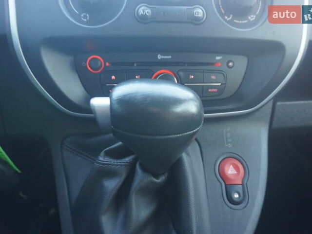 Красный Рено Кенгу, объемом двигателя 0 л и пробегом 54 тыс. км за 11555 $, фото 36 на Automoto.ua