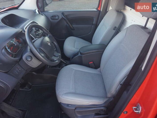 Красный Рено Кенгу, объемом двигателя 0 л и пробегом 54 тыс. км за 11555 $, фото 26 на Automoto.ua