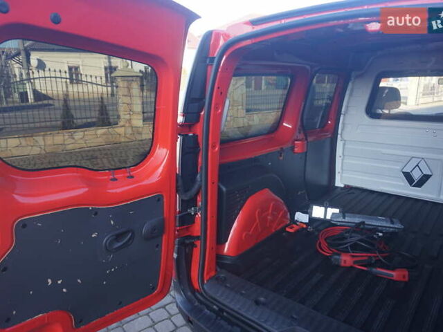 Красный Рено Кенгу, объемом двигателя 0 л и пробегом 54 тыс. км за 11555 $, фото 48 на Automoto.ua