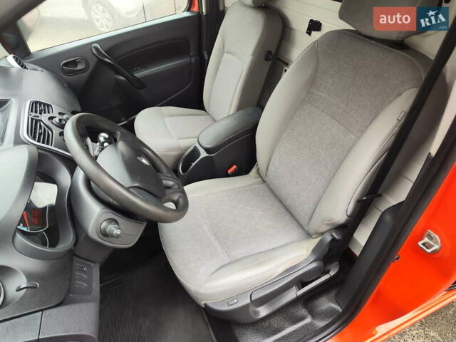 Красный Рено Кенгу, объемом двигателя 0 л и пробегом 63 тыс. км за 12399 $, фото 9 на Automoto.ua