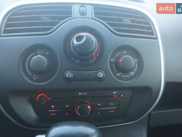 Красный Рено Кенгу, объемом двигателя 0 л и пробегом 54 тыс. км за 11555 $, фото 34 на Automoto.ua