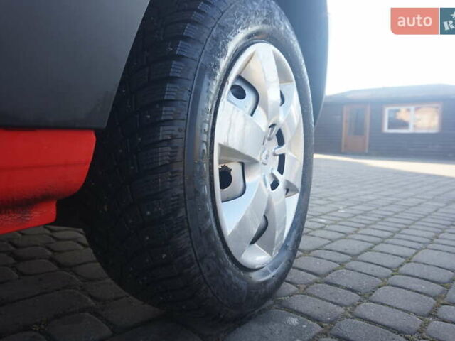 Красный Рено Кенгу, объемом двигателя 0 л и пробегом 54 тыс. км за 11555 $, фото 62 на Automoto.ua