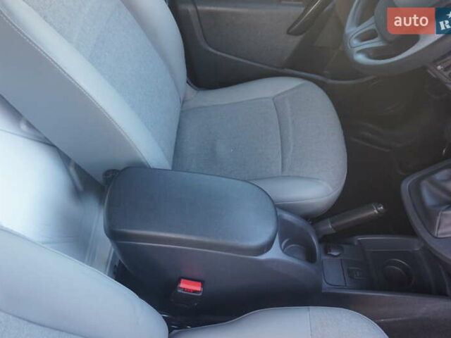 Красный Рено Кенгу, объемом двигателя 0 л и пробегом 54 тыс. км за 11555 $, фото 42 на Automoto.ua