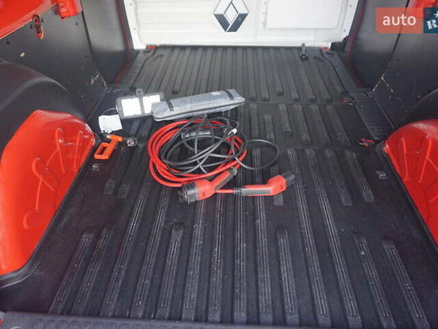 Красный Рено Кенгу, объемом двигателя 0 л и пробегом 54 тыс. км за 11555 $, фото 50 на Automoto.ua