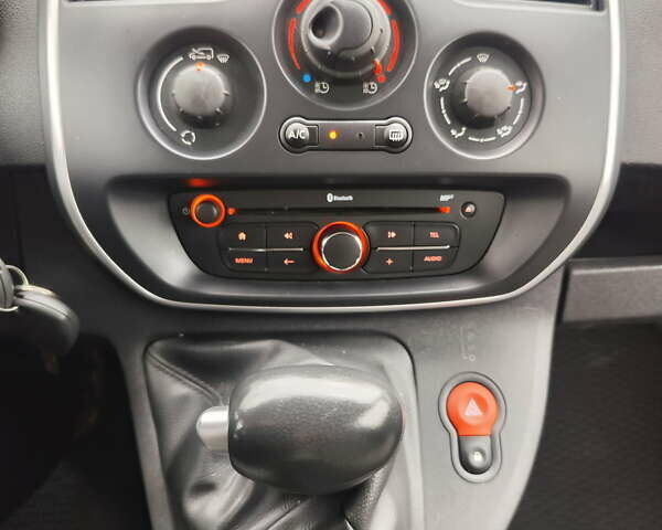 Красный Рено Кенгу, объемом двигателя 0 л и пробегом 63 тыс. км за 12399 $, фото 18 на Automoto.ua