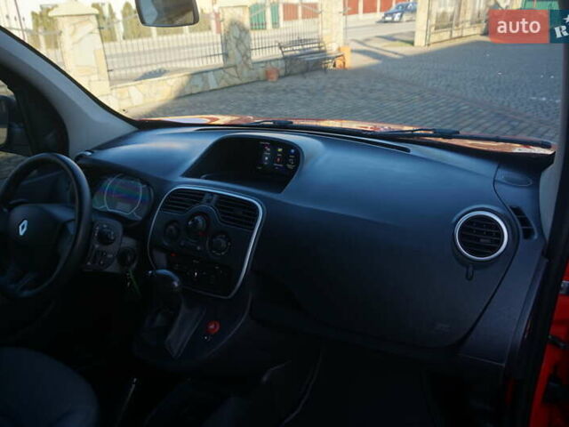 Красный Рено Кенгу, объемом двигателя 0 л и пробегом 54 тыс. км за 11555 $, фото 41 на Automoto.ua