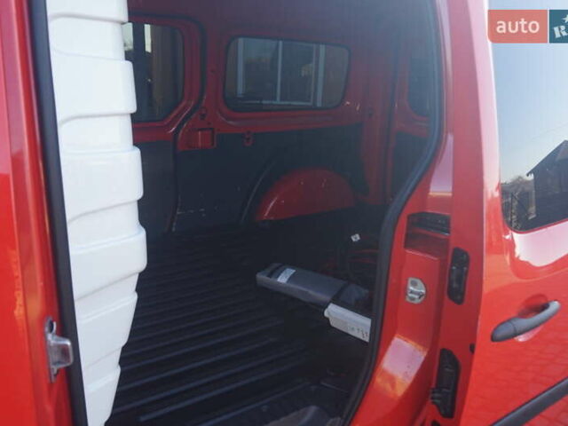 Красный Рено Кенгу, объемом двигателя 0 л и пробегом 54 тыс. км за 11555 $, фото 45 на Automoto.ua