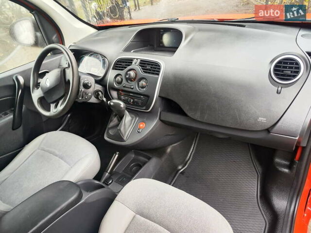 Красный Рено Кенгу, объемом двигателя 0 л и пробегом 63 тыс. км за 12399 $, фото 12 на Automoto.ua