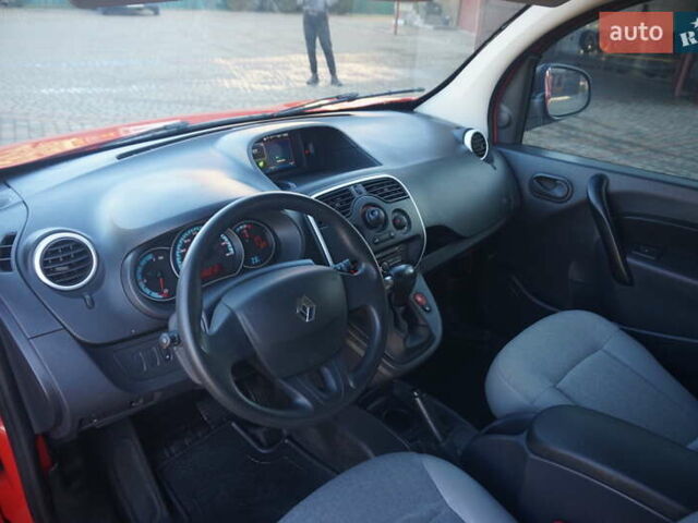 Красный Рено Кенгу, объемом двигателя 0 л и пробегом 54 тыс. км за 11555 $, фото 25 на Automoto.ua