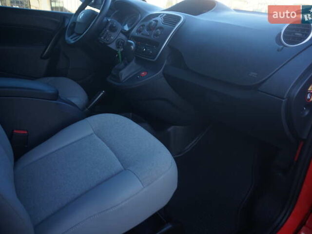 Красный Рено Кенгу, объемом двигателя 0 л и пробегом 54 тыс. км за 11555 $, фото 39 на Automoto.ua