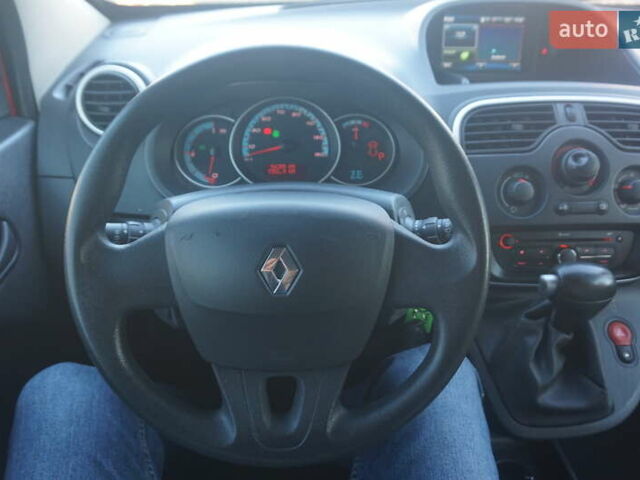 Красный Рено Кенгу, объемом двигателя 0 л и пробегом 54 тыс. км за 11555 $, фото 28 на Automoto.ua