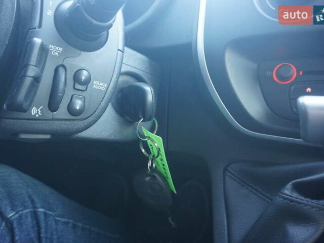 Красный Рено Кенгу, объемом двигателя 0 л и пробегом 54 тыс. км за 11555 $, фото 35 на Automoto.ua