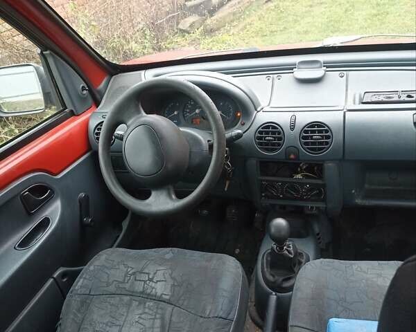 Красный Рено Кенгу, объемом двигателя 1.15 л и пробегом 255 тыс. км за 1300 $, фото 3 на Automoto.ua