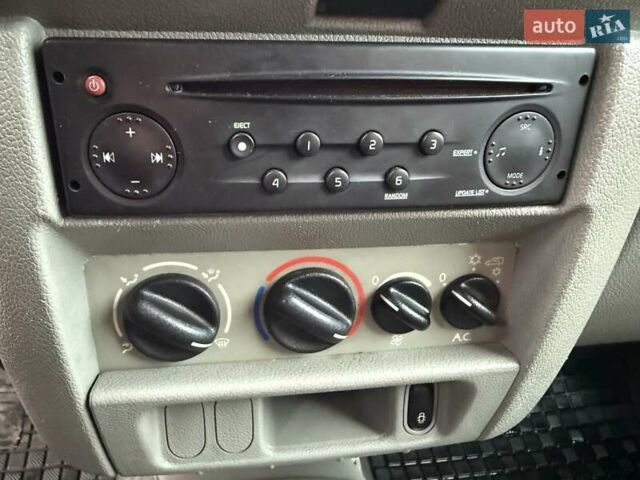 Красный Рено Кенгу, объемом двигателя 1.6 л и пробегом 171 тыс. км за 5900 $, фото 21 на Automoto.ua