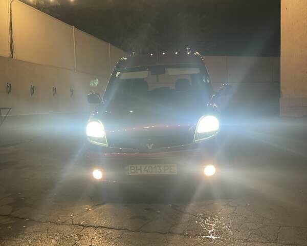 Красный Рено Кенгу, объемом двигателя 1.6 л и пробегом 220 тыс. км за 5500 $, фото 3 на Automoto.ua
