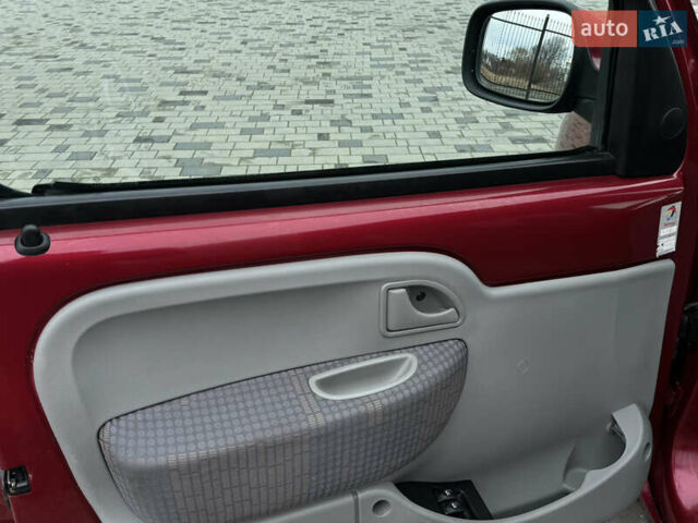 Красный Рено Кенгу, объемом двигателя 1.6 л и пробегом 205 тыс. км за 5750 $, фото 44 на Automoto.ua