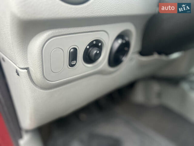 Красный Рено Кенгу, объемом двигателя 1.4 л и пробегом 155 тыс. км за 3350 $, фото 27 на Automoto.ua