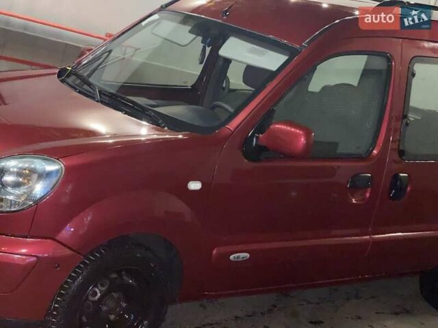 Красный Рено Кенгу, объемом двигателя 1.6 л и пробегом 220 тыс. км за 5500 $, фото 2 на Automoto.ua
