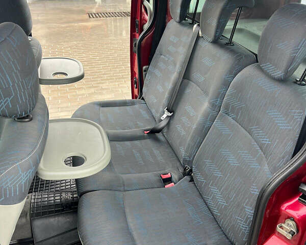 Красный Рено Кенгу, объемом двигателя 1.6 л и пробегом 120 тыс. км за 5900 $, фото 11 на Automoto.ua