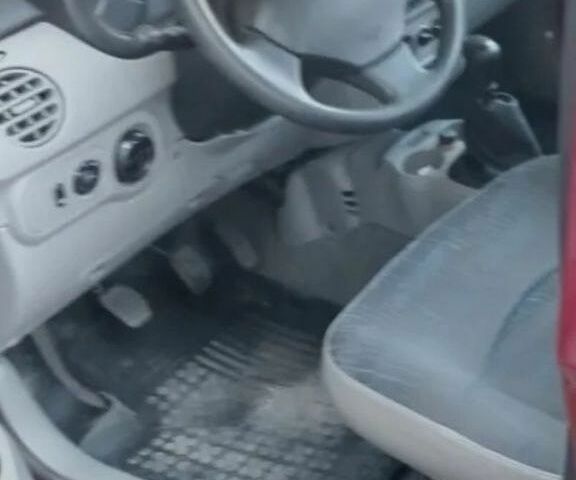 Красный Рено Кенгу, объемом двигателя 1.4 л и пробегом 219 тыс. км за 5300 $, фото 2 на Automoto.ua