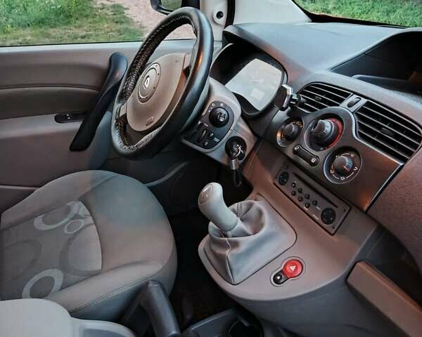 Рено Кенгу 2008 в Нововолынск на Automoto.ua Красный Рено Кенгу, объемом двигателя 1.46 л и пробегом 202 тыс. км за 7200 $, фото 8 на Automoto.ua